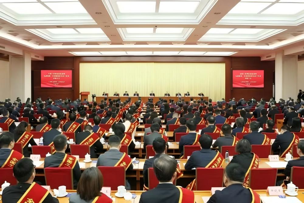 喜报！董事长熊俊杰荣获“全国工业和信息化系统劳动模范”称号！